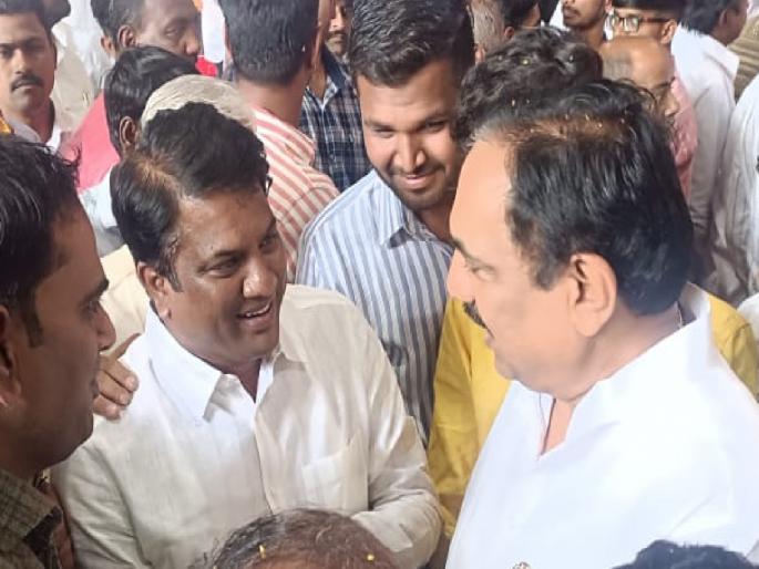 When Jayant Patil chats with Rahul Mahadika, the topic of discussion in Sangli | जयंत पाटील जेव्हा राहुल महाडिकांशी गप्पा मारतात.., सांगलीत चर्चेचा विषय When Jayant Patil chats with Rahul Mahadika, the topic of discussion in Sangli | जयंत पाटील जेव्हा राहुल महाडिकांशी गप्पा मारतात.., सांगलीत चर्चेचा विषय