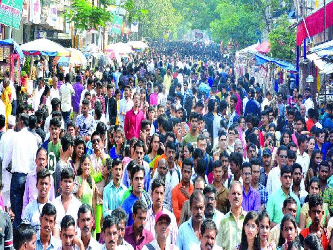 Amazing and amazing! Due to the rainy season on Dombivli's Phadke Road | रंगतदार... कमाल आणि धमाल !, डोंबिवलीच्या फडके रोडवर अवतरली तरूणाई Amazing and amazing! Due to the rainy season on Dombivli's Phadke Road | रंगतदार... कमाल आणि धमाल !, डोंबिवलीच्या फडके रोडवर अवतरली तरूणाई