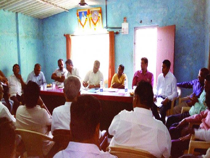 Destructive monkeys do not want to: Fisheries officials scolded | विनाशकारी बंदर नकोच : मत्स्यव्यवसाय अधिकाºयांना पिटाळले  Destructive monkeys do not want to: Fisheries officials scolded | विनाशकारी बंदर नकोच : मत्स्यव्यवसाय अधिकाºयांना पिटाळले