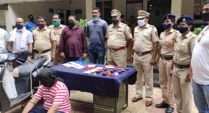 16 lakh booty saised from thug Mahajan | ठगबाज महाजनकडून १६ लाखाचा ऐवज जप्त 16 lakh booty saised from thug Mahajan | ठगबाज महाजनकडून १६ लाखाचा ऐवज जप्त