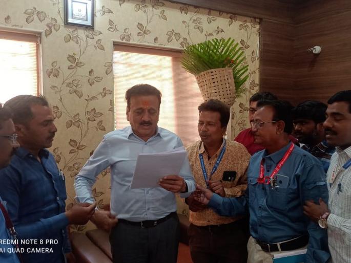 The employees of Solapur Zilla Parishad meet Girish Mahajan; Know the real reason | सोलापूर जिल्हा परिषदेच्या कर्मचाऱ्यांनी घेतली गिरीष महाजनांची भेट; जाणून घ्या नेमकं कारण The employees of Solapur Zilla Parishad meet Girish Mahajan; Know the real reason | सोलापूर जिल्हा परिषदेच्या कर्मचाऱ्यांनी घेतली गिरीष महाजनांची भेट; जाणून घ्या नेमकं कारण