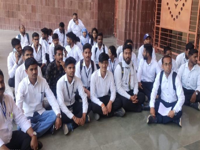 Students of law faculty strike in university, object to checking results and answer sheets | विधी शाखेच्या विद्यार्थ्यांची विद्यापीठात धडक, निकाल अन् उत्तरपत्रिका तपासण्यावर आक्षेप Students of law faculty strike in university, object to checking results and answer sheets | विधी शाखेच्या विद्यार्थ्यांची विद्यापीठात धडक, निकाल अन् उत्तरपत्रिका तपासण्यावर आक्षेप