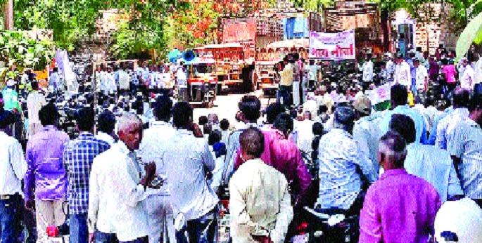 Workers' Front of the Mahankali factory: Provident fund with exhausted salary | महांकाली कारखान्याच्या कामगारांचा मोर्चा: थकीत पगारासह भविष्य निर्वाह निधी