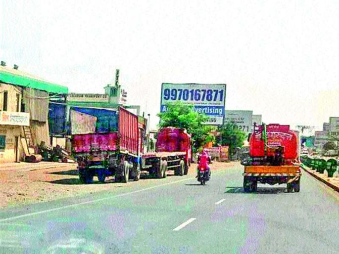 Pune-Nashik: Due to dangerous vehicles, traffic barrier due to highway parking | पुणे-नाशिक : धोकादायक पद्धतीने वाहनांचे पार्र्किं ग, महामार्गालगत पार्किंगमुळे वाहतुकीस अडथळा Pune-Nashik: Due to dangerous vehicles, traffic barrier due to highway parking | पुणे-नाशिक : धोकादायक पद्धतीने वाहनांचे पार्र्किं ग, महामार्गालगत पार्किंगमुळे वाहतुकीस अडथळा