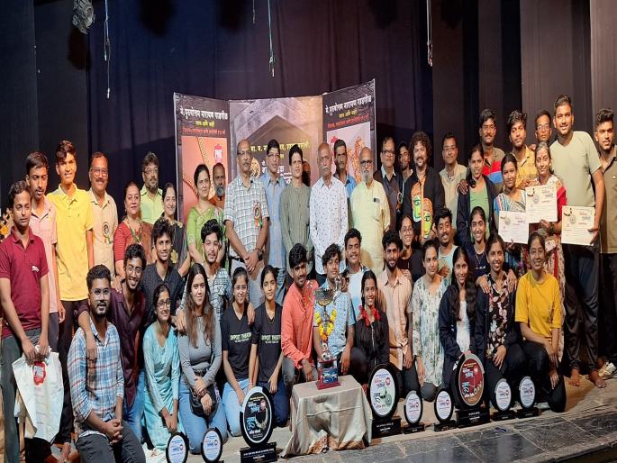 Kadam College in Ichalkaranji won the PNG Grand Trophy | इचलकरंजीतील कदम महाविद्यालयाने पटकावला पीएनजी महाकरंडक Kadam College in Ichalkaranji won the PNG Grand Trophy | इचलकरंजीतील कदम महाविद्यालयाने पटकावला पीएनजी महाकरंडक