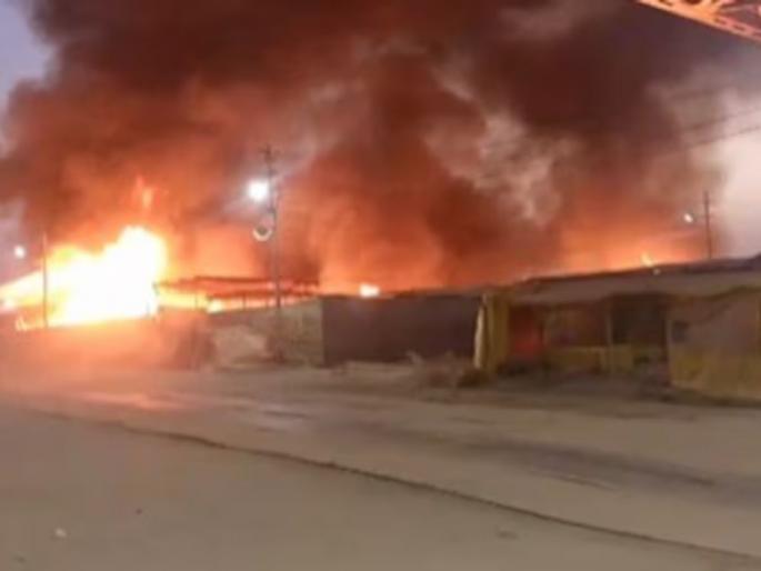 fire broke out again in many camps of maha kumbh fire brigade vehicles reached spot | भीषण! महाकुंभमध्ये पुन्हा एकदा अग्नितांडव; सेक्टर १८, १९ मधील अनेक टेंट जळून खाक