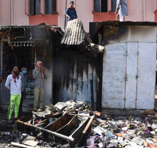 Three shops at Mahal in Nagpur caught fire | नागपुरातील महाल येथील तीन दुकानांना आग Three shops at Mahal in Nagpur caught fire | नागपुरातील महाल येथील तीन दुकानांना आग