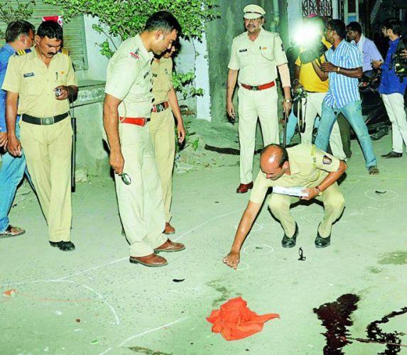 Wife and children threw stones and bricks: A man brutal murder in the domestic dispute | पत्नी, मुलांनी दगड-विटांनी ठेचले : घरगुती वादातून ईसमाची निर्घृण हत्या Wife and children threw stones and bricks: A man brutal murder in the domestic dispute | पत्नी, मुलांनी दगड-विटांनी ठेचले : घरगुती वादातून ईसमाची निर्घृण हत्या