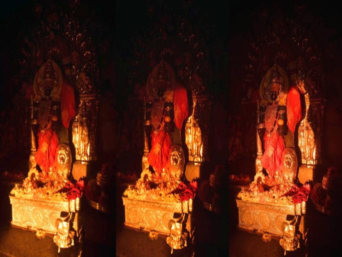 The golden rays of sunset touched Ambabai's ears, thousands of devotees witnessed the traditional Dakshinayan Kirnotsav | मावळतीच्या सुवर्णकिरणांनी अंबाबाईच्या कानांना केले स्पर्श, पारंपरिक दक्षिणायन किरणोत्सवाचे हजारो भाविक ठरले साक्षीदार The golden rays of sunset touched Ambabai's ears, thousands of devotees witnessed the traditional Dakshinayan Kirnotsav | मावळतीच्या सुवर्णकिरणांनी अंबाबाईच्या कानांना केले स्पर्श, पारंपरिक दक्षिणायन किरणोत्सवाचे हजारो भाविक ठरले साक्षीदार