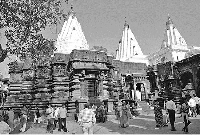 Refusal from the 'place of worship' to pay the claim | हक्काचे पैसे देण्यास ‘देवस्थान’कडून नकार -: १३ वर्षांपासून प्रश्न प्रलंबित Refusal from the 'place of worship' to pay the claim | हक्काचे पैसे देण्यास ‘देवस्थान’कडून नकार -: १३ वर्षांपासून प्रश्न प्रलंबित