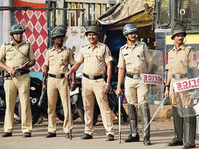 latur news, At dawn the police knocked on the door with a warrant; woman died! | पहाटेच्या वेळी वाॅरंट घेऊन दारावर पोलिस धडकले; महिलेचा झाला मृत्यू ! latur news, At dawn the police knocked on the door with a warrant; woman died! | पहाटेच्या वेळी वाॅरंट घेऊन दारावर पोलिस धडकले; महिलेचा झाला मृत्यू !