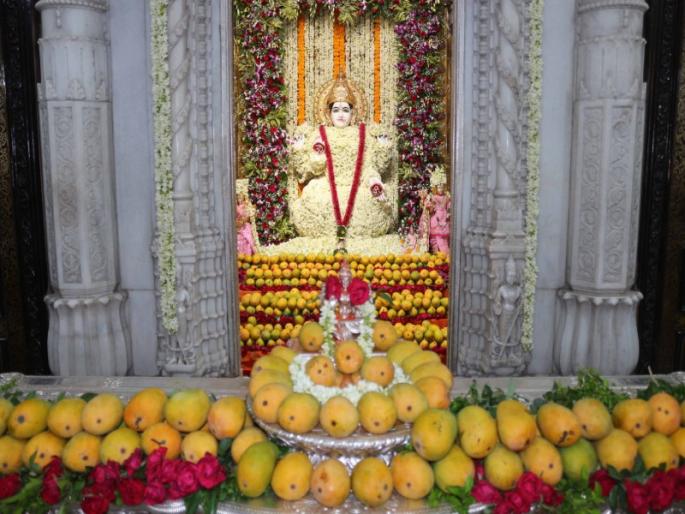 Anointing of Goddess Mahalakshmi with fragrant flowers including Mogra | Akshaya Tritiya: श्री महालक्ष्मी देवीला मोग-यासह सुवासिक फुलांचा अभिषेक Anointing of Goddess Mahalakshmi with fragrant flowers including Mogra | Akshaya Tritiya: श्री महालक्ष्मी देवीला मोग-यासह सुवासिक फुलांचा अभिषेक