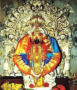 On the third day, the face of the goddess shone with rays | तिसऱ्या दिवशी देवीचे मुखकमल किरणांनी उजळले