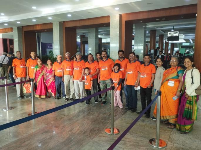 bhadvankar arrives for mahalaxmi yatra in the village by special plane | भादवणकरांचा नादच खुळा; महालक्ष्मीच्या यात्रेला खास विमानाने गावी दाखल bhadvankar arrives for mahalaxmi yatra in the village by special plane | भादवणकरांचा नादच खुळा; महालक्ष्मीच्या यात्रेला खास विमानाने गावी दाखल