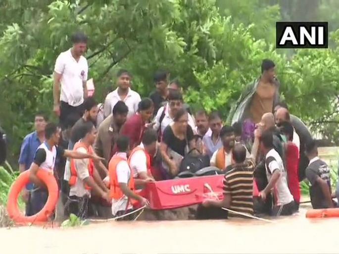 500 passengers rescued from Mahalaxmi Express | महालक्ष्मी एक्स्प्रेसमधून एक हजार प्रवाशांची सुटका, मदतकार्य युद्धपातळीवर     500 passengers rescued from Mahalaxmi Express | महालक्ष्मी एक्स्प्रेसमधून एक हजार प्रवाशांची सुटका, मदतकार्य युद्धपातळीवर