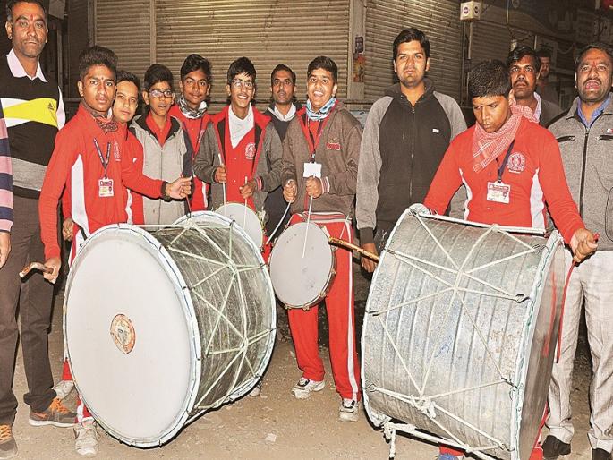 Unique power to the runners by the citizens, students and songs | नागरिक, विद्यार्थी अन् गीतांनी दिली धावपटूंना अनोखी ऊर्जा