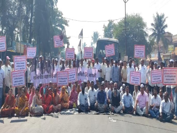 Nagpur Ratnagiri highway blocked to demand cancellation of Shaktipeeth highway in Sangli, slogans raised against the government | Sangli: ‘शक्तिपीठ’ रद्दच्या मागणीसाठी नागपूर-रत्नागिरी महामार्ग रोखला, सरकारविरोधात घोषणाबाजी Nagpur Ratnagiri highway blocked to demand cancellation of Shaktipeeth highway in Sangli, slogans raised against the government | Sangli: ‘शक्तिपीठ’ रद्दच्या मागणीसाठी नागपूर-रत्नागिरी महामार्ग रोखला, सरकारविरोधात घोषणाबाजी