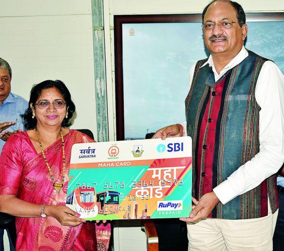 Metro introduced Maha Card : First card provided to mayor | मेट्रोने दाखल केले महाकार्ड : पहिले कार्ड महापौरांना प्रदान