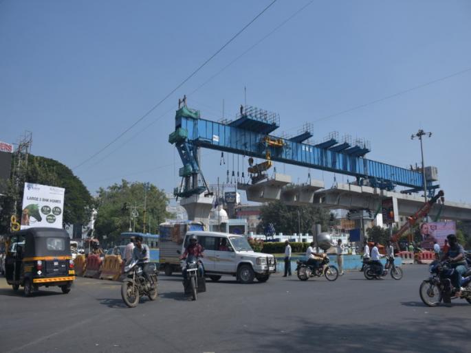 Due to the work of the Mahametro, the movement of vehicles in Pimpri | महामेट्रोच्या कामामुळे पिंपरीत वाहनांचा खोळंबा Due to the work of the Mahametro, the movement of vehicles in Pimpri | महामेट्रोच्या कामामुळे पिंपरीत वाहनांचा खोळंबा