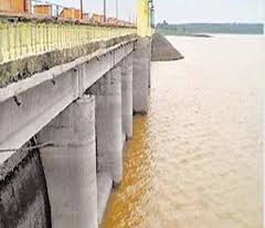 Akola: the base reached by the great corridor; Only 16.79 percent water storage in dam! | अकोला : महान धरणाने गाठला तळ; धरणात केवळ १६.७९ टक्केच जलसाठा! Akola: the base reached by the great corridor; Only 16.79 percent water storage in dam! | अकोला : महान धरणाने गाठला तळ; धरणात केवळ १६.७९ टक्केच जलसाठा!