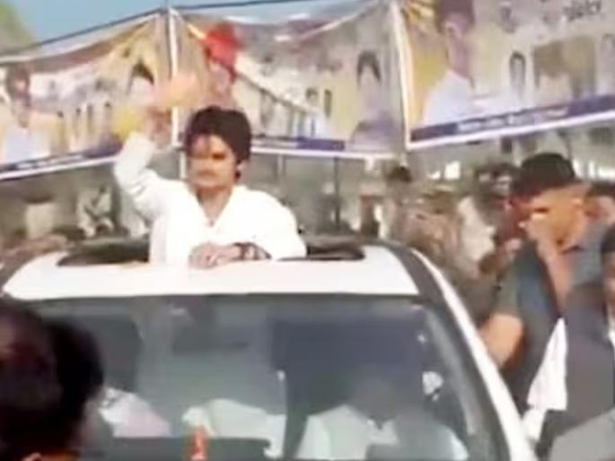Jyotiraditya Scindia's son met with an accident, hit the sunroof while greeting, started having chest pain, information is coming about his health | VIDEO: ज्योतिरादित्य शिंदेंच्या मुलाला अपघात, अभिवादन करत असताना सनरूफवर आदळले, छातीत दुखू लागले, प्रकृतीबाबत येतेय अशी माहिती Jyotiraditya Scindia's son met with an accident, hit the sunroof while greeting, started having chest pain, information is coming about his health | VIDEO: ज्योतिरादित्य शिंदेंच्या मुलाला अपघात, अभिवादन करत असताना सनरूफवर आदळले, छातीत दुखू लागले, प्रकृतीबाबत येतेय अशी माहिती