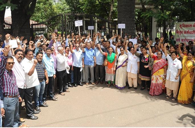Kolhapur: The Govt. Employee on the road, the Maha Parishad in front of the Collector Office | कोल्हापूर : सरकारी कर्मचारी रस्त्यावर, जिल्हाधिकारी कार्यालयासमोर महानिदर्शने Kolhapur: The Govt. Employee on the road, the Maha Parishad in front of the Collector Office | कोल्हापूर : सरकारी कर्मचारी रस्त्यावर, जिल्हाधिकारी कार्यालयासमोर महानिदर्शने