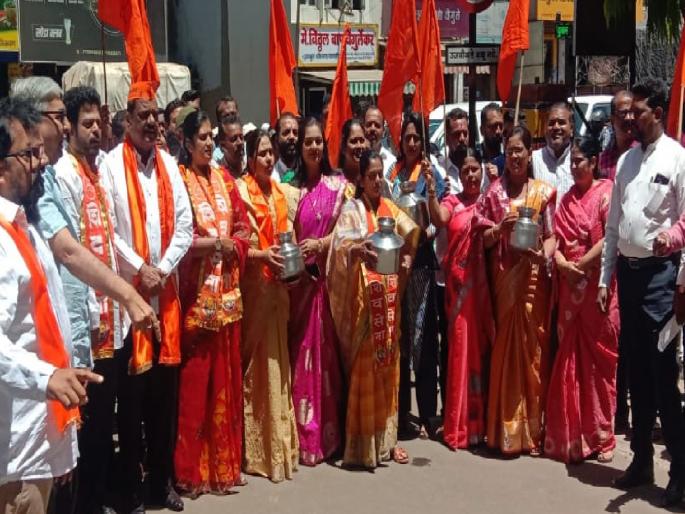 On behalf of the Shiv Sena Thackeray party on the issue of inadequate water supply Demonstrations in front of Kolhapur Municipal Corporation | Kolhapur- पाणी पुरवठा पुर्ववत करा, अन्यथा तोंडाला काळे फासू; शिवसेना ठाकरे पक्षाच्यावतीने महापालिकेसमोर निदर्शने On behalf of the Shiv Sena Thackeray party on the issue of inadequate water supply Demonstrations in front of Kolhapur Municipal Corporation | Kolhapur- पाणी पुरवठा पुर्ववत करा, अन्यथा तोंडाला काळे फासू; शिवसेना ठाकरे पक्षाच्यावतीने महापालिकेसमोर निदर्शने