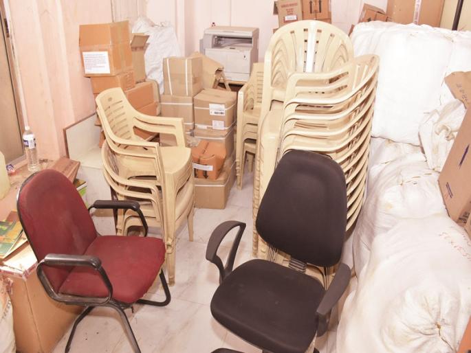 The hallway of health care has become a mess; Ahmednagar Municipal Corporation | आरोग्याधिका-याचे दालन बनले गोडावून; अहमदनगर महापालिकेचा कारभार The hallway of health care has become a mess; Ahmednagar Municipal Corporation | आरोग्याधिका-याचे दालन बनले गोडावून; अहमदनगर महापालिकेचा कारभार