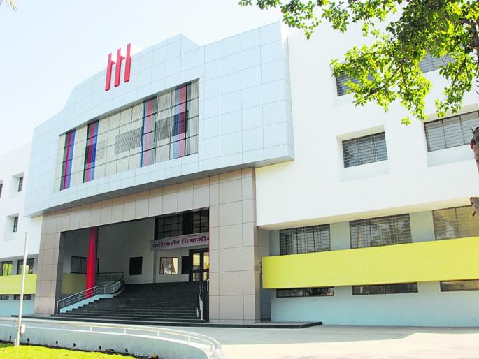 Theft of Corporation's iron bars | मनपाच्या लोखंडी बाकांची चोरी Theft of Corporation's iron bars | मनपाच्या लोखंडी बाकांची चोरी