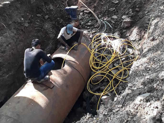 Stop the leakage of the water channel by workers hard work | तब्बल साडेआठ तासांच्या अथक प्रयत्नातून थांबली जलवाहिनीची गळती