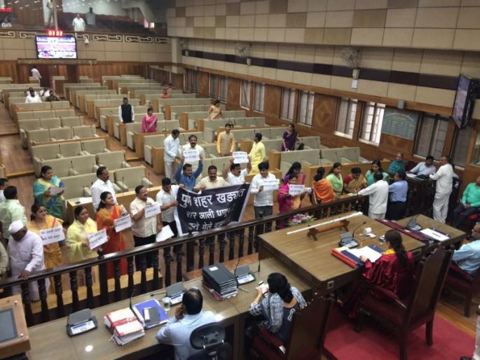 Crusade from the city potholes in the municipal meeting | शहरातील खड्ड्यांवरून महापालिकेच्या मुख्यसभेत रणकंदन 