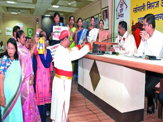 There was a debate in the general meeting of the Municipal Corporation on whether to name the Balodyana in Neminathgarh of Sangli after Atal Bihari Vajpayee or Sindhutai Sapkal | अटलबिहारी की सिंधुताई? नगरसेवकांची हातघाई, सांगली महापालिकेच्या सर्वसाधारण सभेत रणकंदन There was a debate in the general meeting of the Municipal Corporation on whether to name the Balodyana in Neminathgarh of Sangli after Atal Bihari Vajpayee or Sindhutai Sapkal | अटलबिहारी की सिंधुताई? नगरसेवकांची हातघाई, सांगली महापालिकेच्या सर्वसाधारण सभेत रणकंदन