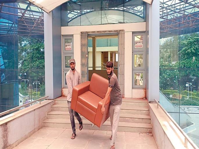 Deputy Mayor's couch escaped | उपमहापौरांचे सोफे पळविले Deputy Mayor's couch escaped | उपमहापौरांचे सोफे पळविले