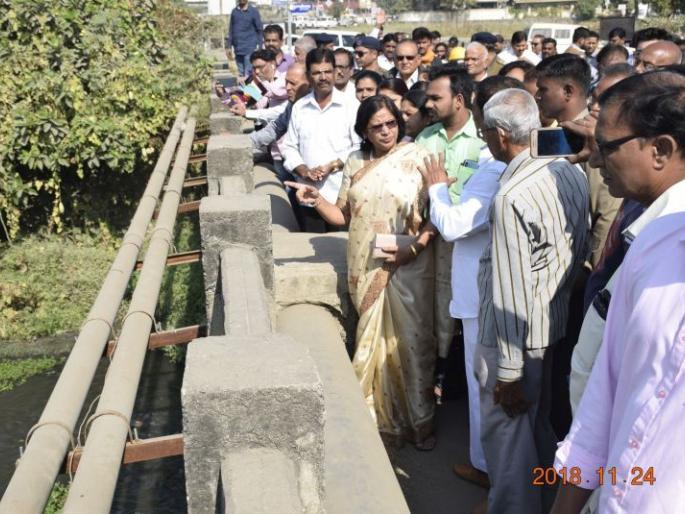 Mayor at Your Door : Dirt in the water; Get rid of mosquitoes | महापौर आपल्या दारी : नाल्यात घाण पाणी; डासांच्या त्रासातून सुटका करा Mayor at Your Door : Dirt in the water; Get rid of mosquitoes | महापौर आपल्या दारी : नाल्यात घाण पाणी; डासांच्या त्रासातून सुटका करा