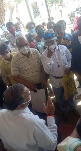 Intense protest of citizens against Kashinagar market: Gherao of Mayor | काशीनगरच्या बाजाराला नागरिकांचा तीव्र विरोध : निरीक्षणास आलेल्या महापौरांचा घेराव