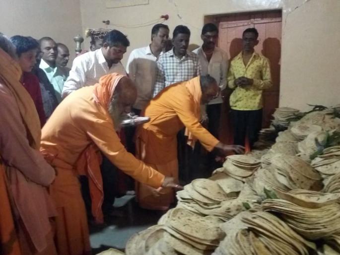 Mahaprasad took thousands of devotees | शिवगीर महाराज पुण्यतिथीमिमित्त हजारो भाविकांनी घेतला महाप्रसाद Mahaprasad took thousands of devotees | शिवगीर महाराज पुण्यतिथीमिमित्त हजारो भाविकांनी घेतला महाप्रसाद