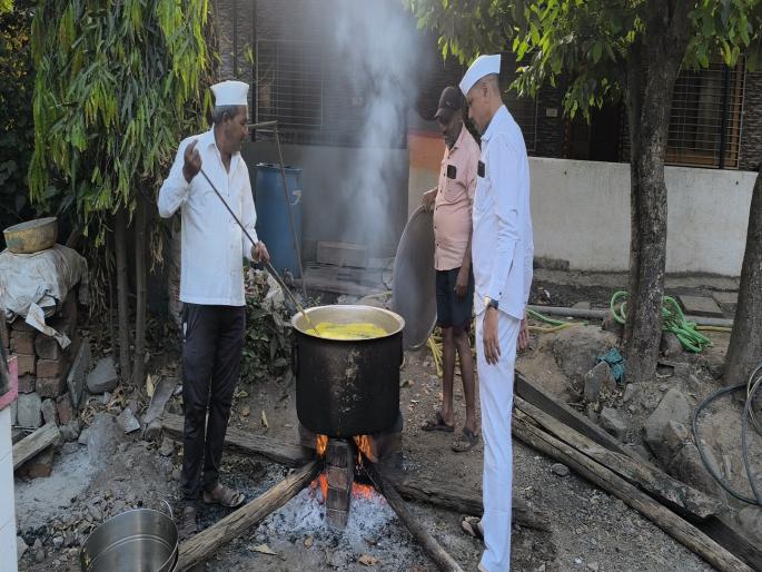 pune news reusing stoves for Mahaprasad New strength to traditional methods | LPG Gas Crisis : महाप्रसादासाठी चुलींचा पुनर्वापर; पारंपरिक पद्धतींना नवे बळ pune news reusing stoves for Mahaprasad New strength to traditional methods | LPG Gas Crisis : महाप्रसादासाठी चुलींचा पुनर्वापर; पारंपरिक पद्धतींना नवे बळ