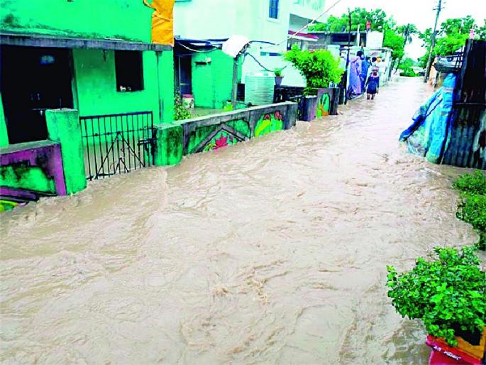 Flood outbreak in Vidarbha, many villages flooded; Four were swept away | विदर्भात महापुराचा प्रकाेप, अनेक गावं पाण्याखाली; चौघे वाहून गेले Flood outbreak in Vidarbha, many villages flooded; Four were swept away | विदर्भात महापुराचा प्रकाेप, अनेक गावं पाण्याखाली; चौघे वाहून गेले