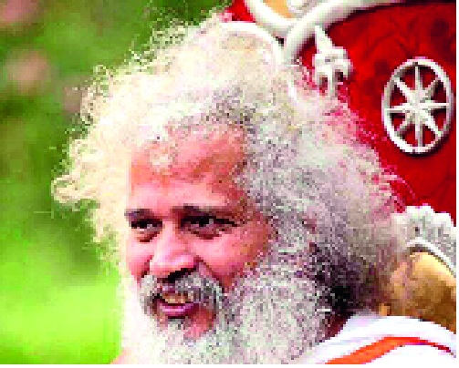 Four pilgrims injured in road accident in Maharaj, Madhya Pradesh: A car overtakes a tanker at Dhondewadi in Khatav taluka | मध्यप्रदेशातील महाराजांचा अपघातात दुर्दैवी मृत्यू चार शिष्य जखमी : खटाव तालुक्यातील धोंडेवाडी येथे टॅँकरला ओव्हरटेक करताना कार पलटली