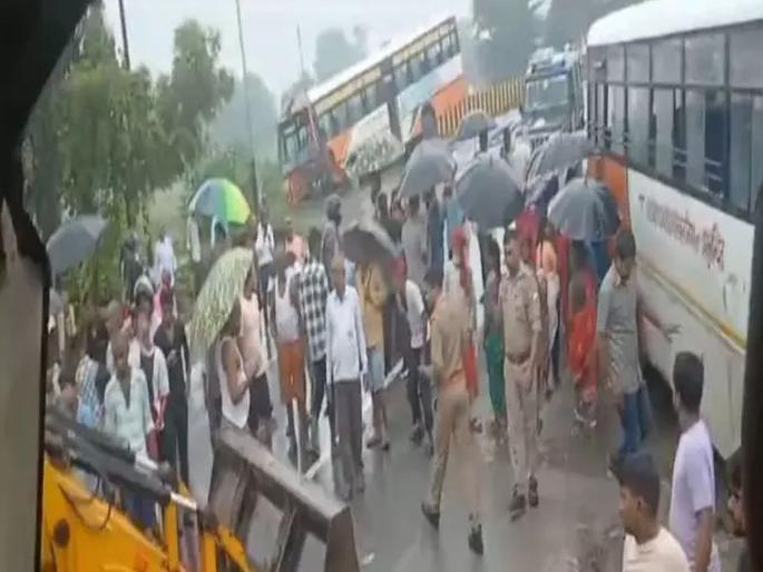 Three government buses collided, more than 40 passengers injured, many in critical condition | तीन सरकारी बस एकमेकांवर धडकल्या, ४० हून अधिक प्रवासी जखमी, अनेकांची प्रकृती चिंताजनक   Three government buses collided, more than 40 passengers injured, many in critical condition | तीन सरकारी बस एकमेकांवर धडकल्या, ४० हून अधिक प्रवासी जखमी, अनेकांची प्रकृती चिंताजनक