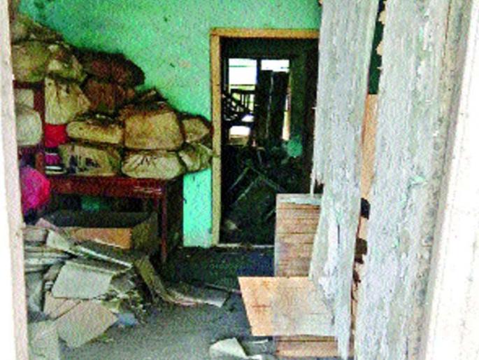 Haliyas of Pali Ram in the office of Janai-Shirsai Yojna | जनाई-शिरसाई योजनेच्या कार्यालयात तळीरामांचा हैदोस Haliyas of Pali Ram in the office of Janai-Shirsai Yojna | जनाई-शिरसाई योजनेच्या कार्यालयात तळीरामांचा हैदोस