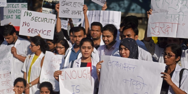 Strike of resident doctors in the state halted | राज्यातील निवासी डॉक्टरांचा संप स्थगित Strike of resident doctors in the state halted | राज्यातील निवासी डॉक्टरांचा संप स्थगित