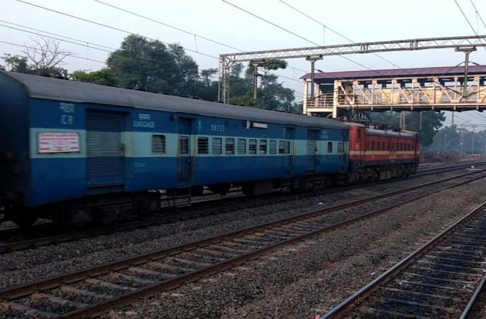 Inconvenience to passengers due to cancellation of Maharashtra Express | महाराष्ट्र एक्स्प्रेस ऐन वेळी रद्द केल्यामुळे प्रवाशांची गैरसोय Inconvenience to passengers due to cancellation of Maharashtra Express | महाराष्ट्र एक्स्प्रेस ऐन वेळी रद्द केल्यामुळे प्रवाशांची गैरसोय