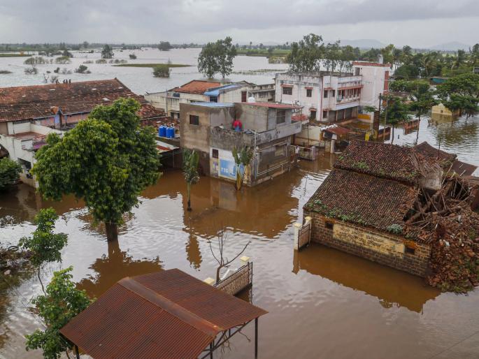 Farmers' deaths: 26 lakh hectares affected in a month; 52 lakh hectares of Kharip crops lost in water | शेतकऱ्यांचं मरण : महिनाभरात २६ लाख हेक्टरला फटका; खरिप हंगामातील ५२ लाख हेक्टरवरील पिके गेली पाण्यात