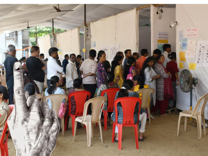 58 members of the same family voted together in the Maharashtra Assembly elections 2024 | ऐकावं ते नवलच! विधानसभा निवडणुकीत एकाच कुटुंबातील ५८ जणांचे एकत्र मतदान 58 members of the same family voted together in the Maharashtra Assembly elections 2024 | ऐकावं ते नवलच! विधानसभा निवडणुकीत एकाच कुटुंबातील ५८ जणांचे एकत्र मतदान