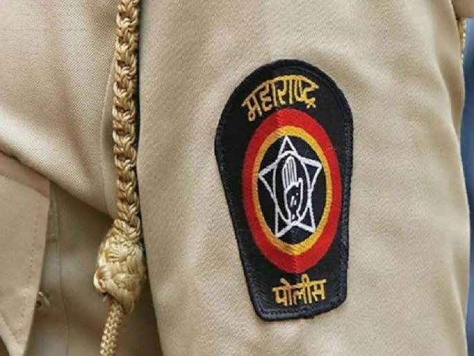 Gutkha thief worth two and a half lakhs was caught by the police in Bhiwandi | भिवंडीत पोलिसच निघाला अडीच लाखाचा गुटखा चोर Gutkha thief worth two and a half lakhs was caught by the police in Bhiwandi | भिवंडीत पोलिसच निघाला अडीच लाखाचा गुटखा चोर