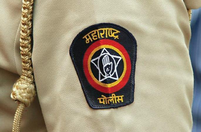He forgot to put on a mask, grabbed the collar and dragged him away | मास्क लावायला विसरला, कॉलरला धरुन पोलिसांनी फरफटत ओढून केली मारहाण He forgot to put on a mask, grabbed the collar and dragged him away | मास्क लावायला विसरला, कॉलरला धरुन पोलिसांनी फरफटत ओढून केली मारहाण