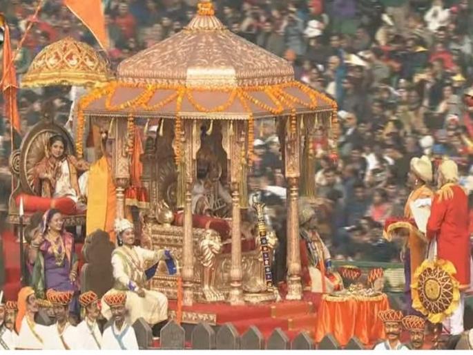 Republic Day 2018: The Maharashtra tableau is based on Chhatrapati Shivaji's coronation | Republic Day 2018 : राजपथावर शिवराज्याभिषेक सोहळ्याचा चित्ररथ, शिवसृष्टी पाहून खासदार संभाजीराजेंची 'जय भवानी, जय शिवाजी'ची घोषणा Republic Day 2018: The Maharashtra tableau is based on Chhatrapati Shivaji's coronation | Republic Day 2018 : राजपथावर शिवराज्याभिषेक सोहळ्याचा चित्ररथ, शिवसृष्टी पाहून खासदार संभाजीराजेंची 'जय भवानी, जय शिवाजी'ची घोषणा