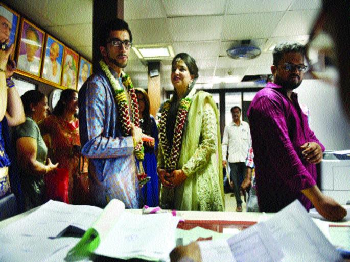 35 couples married on the auspicious day of Akshatrita, all day long couples | अक्षयतृतीयेच्या मुहूर्तावर ३५ जोडपी विवाहबद्ध, दिवसभर जोडप्यांची गर्दी