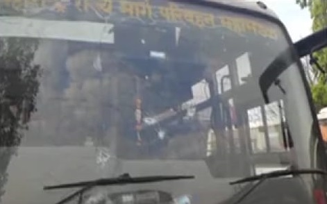 An unidentified person from Karnataka threw stones at the ST of Maharashtra, blocking traffic from both the states | कर्नाटकमधील अज्ञात व्यक्तीने महाराष्ट्राच्या एसटीवर फेकला दगड, दोन्ही राज्याकडून वाहतूक बंद  An unidentified person from Karnataka threw stones at the ST of Maharashtra, blocking traffic from both the states | कर्नाटकमधील अज्ञात व्यक्तीने महाराष्ट्राच्या एसटीवर फेकला दगड, दोन्ही राज्याकडून वाहतूक बंद